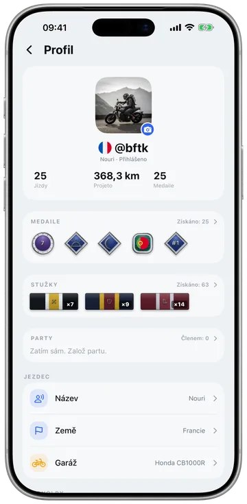 Profil jezdce s medailemi, stužkami, partami a garáží