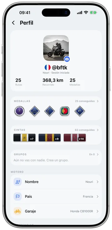 El perfil de un motero con medallas, cintas, grupos y garaje