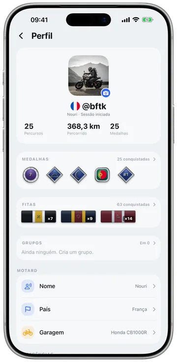 O perfil de um motard com medalhas, fitas, grupos e garagem